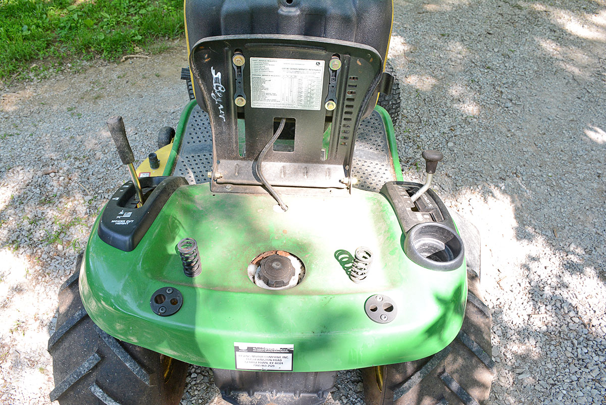 John Deere LA 105 Riding Lawn Mower