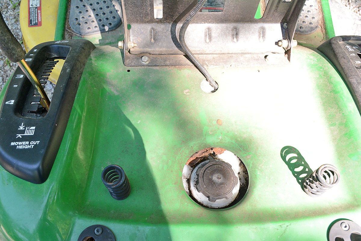 John Deere LA 105 Riding Lawn Mower