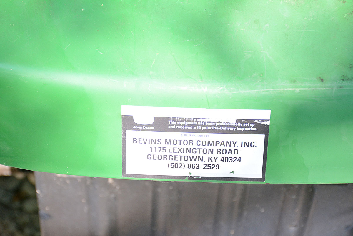 John Deere LA 105 Riding Lawn Mower