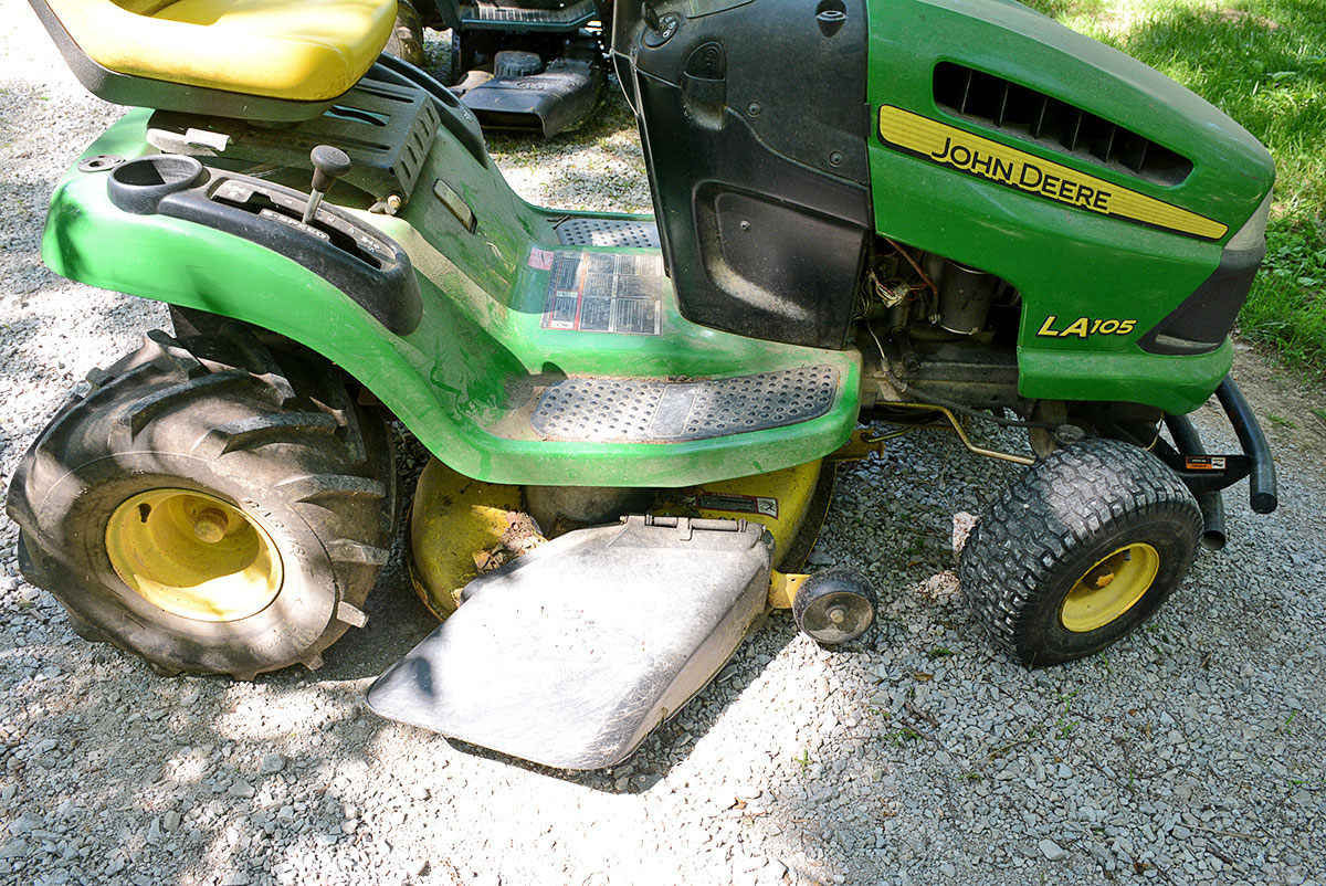John Deere LA 105 Riding Lawn Mower
