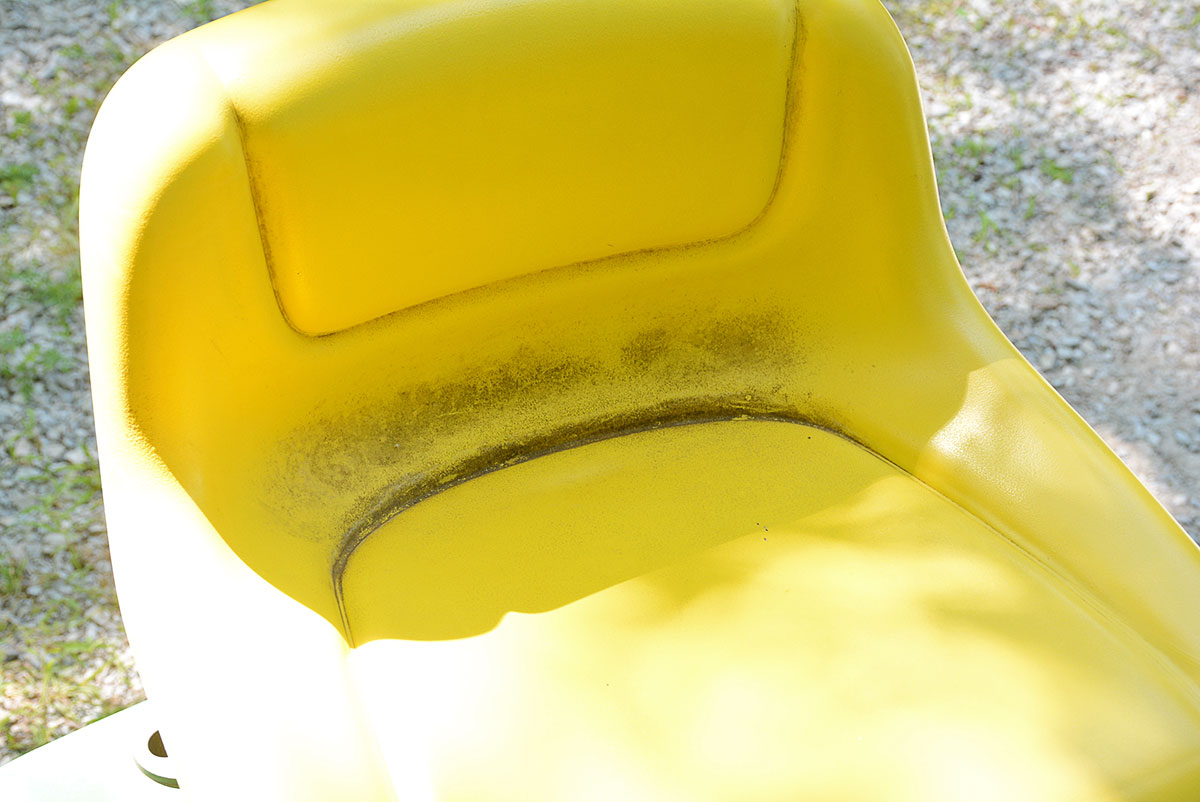 John Deere LA 105 Riding Lawn Mower