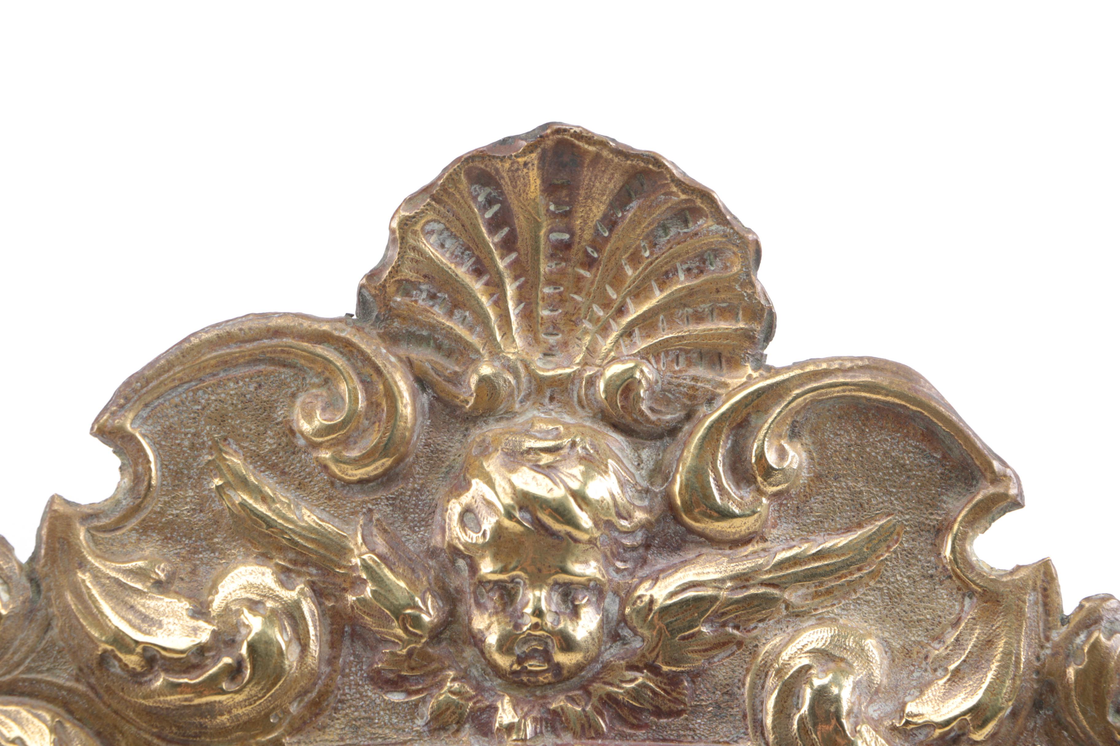 Decorative Arts With Glassware