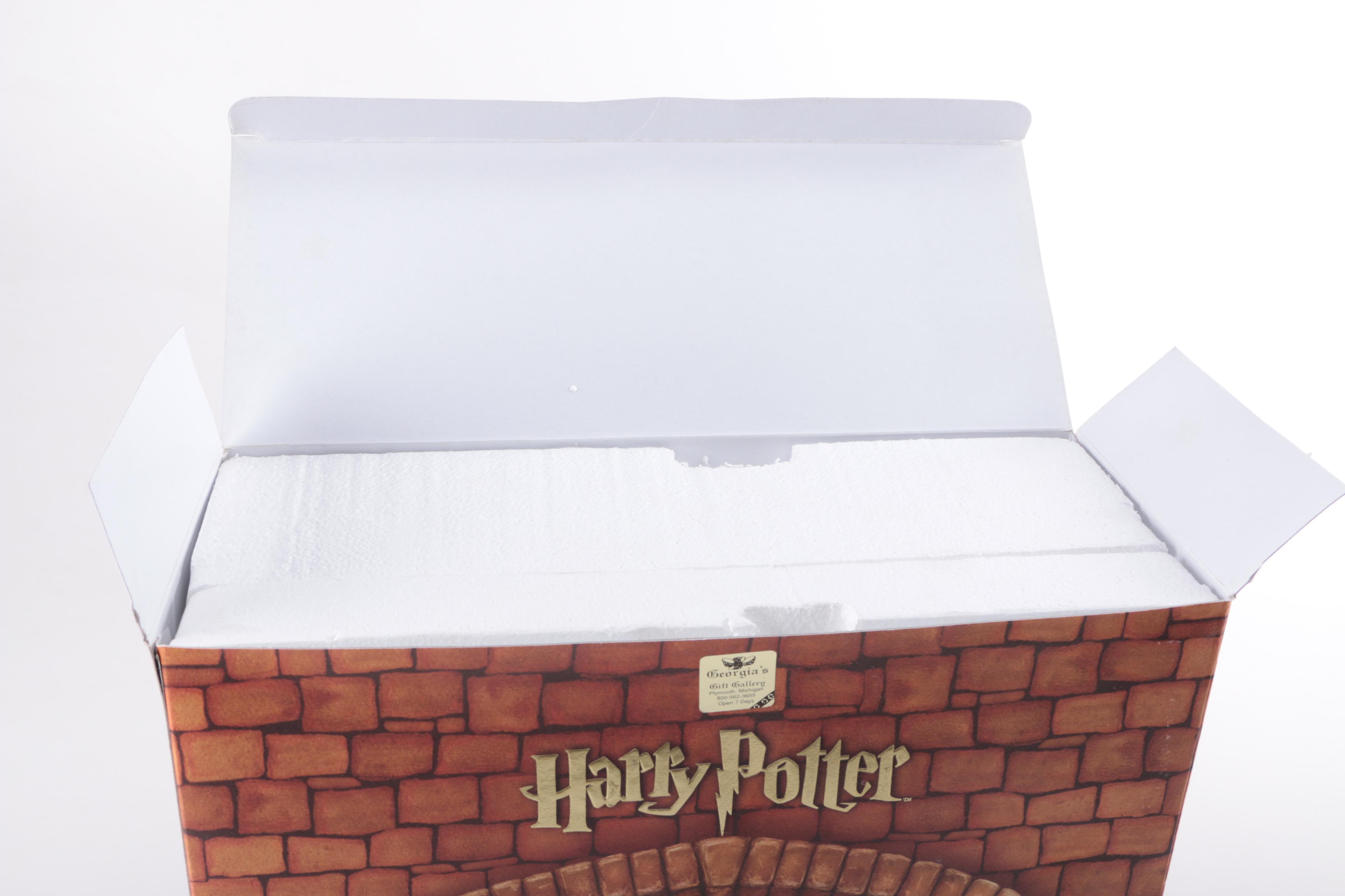 "Harry Potter" Department 56 Décor and Bachmann Train Set