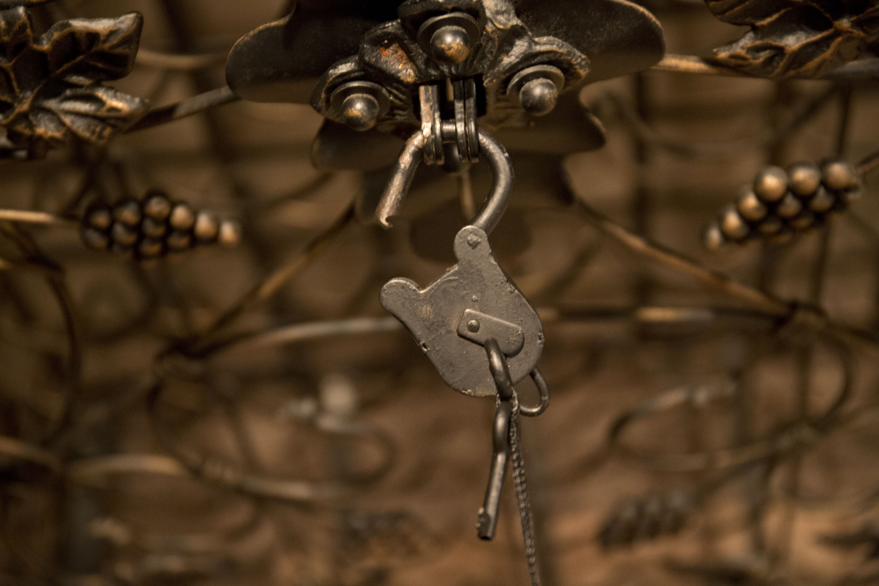 Metal Grapevine Motif Wine Jail