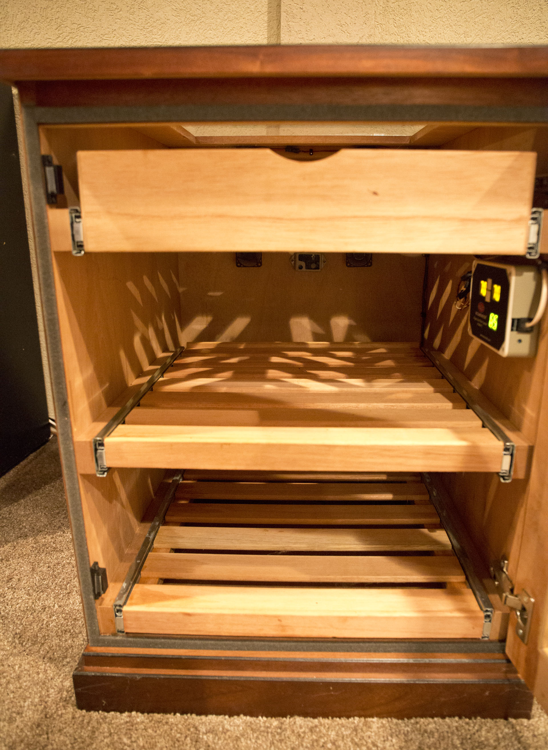 Humidor Storage Cabinet with Avallo Accumonitor