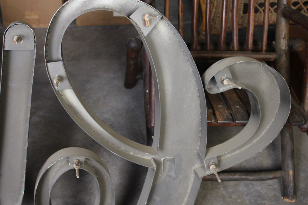 Clyde's Restaurant Sign