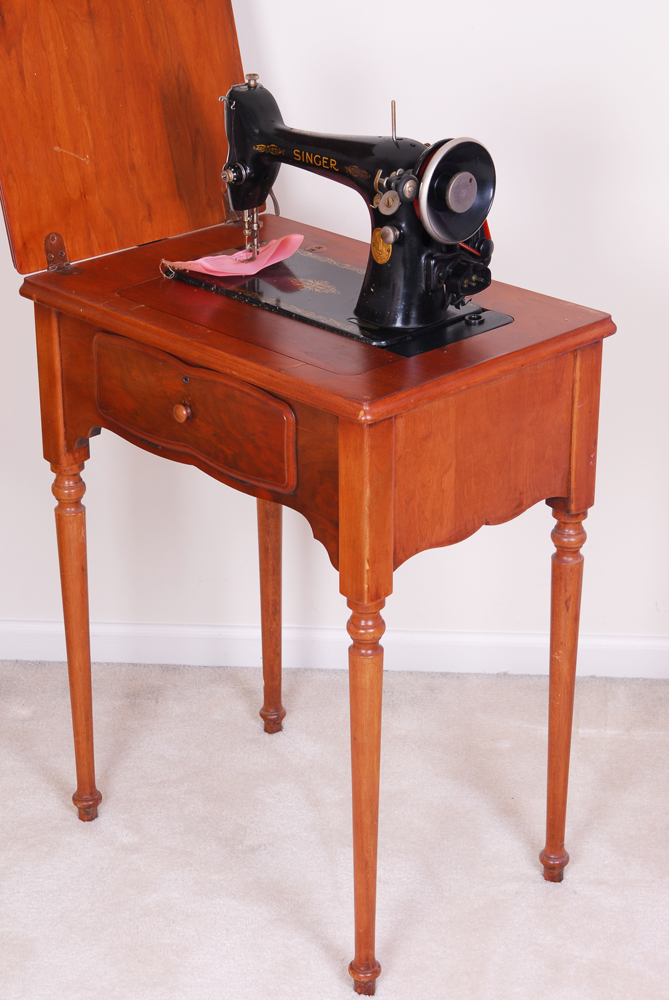 Vintage Singer Sewing Machine in Cabinet