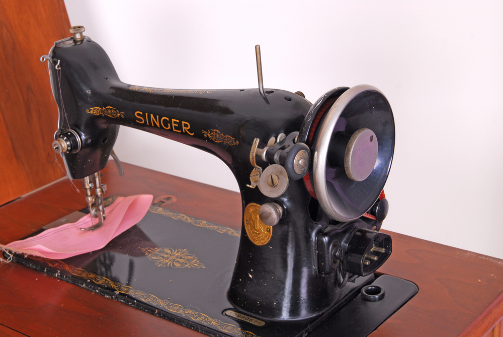 Vintage Singer Sewing Machine in Cabinet