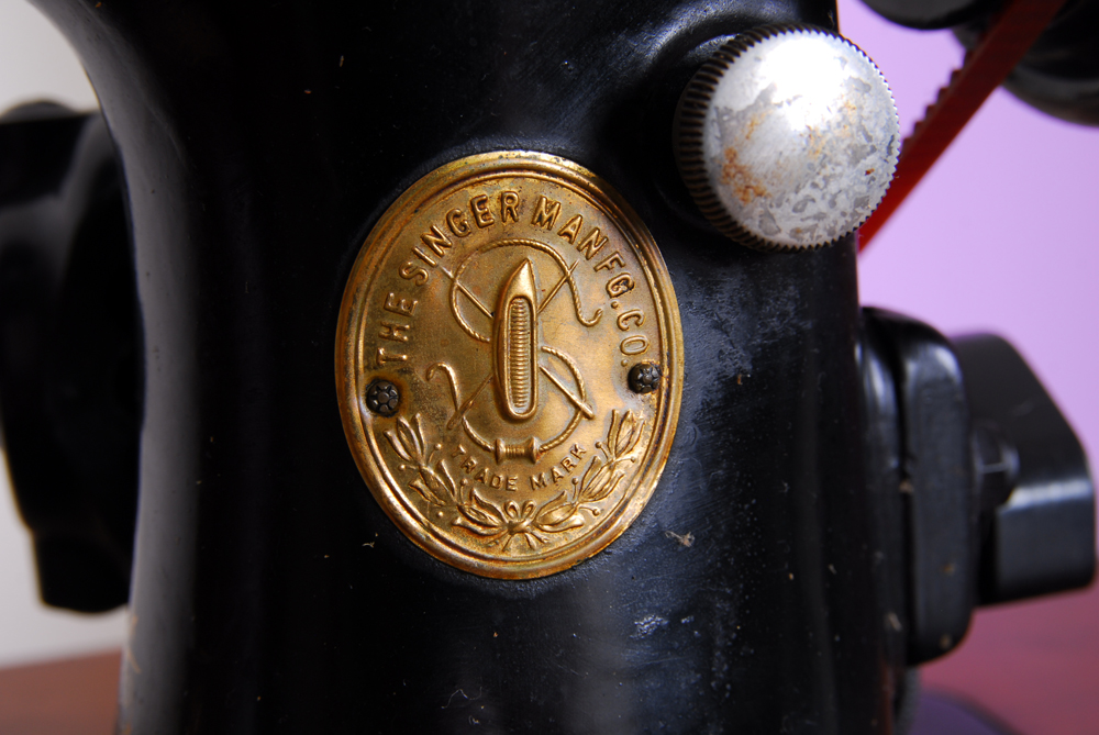 Vintage Singer Sewing Machine in Cabinet