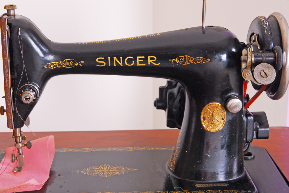 Vintage Singer Sewing Machine in Cabinet