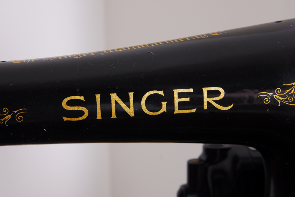 Vintage Singer Sewing Machine in Cabinet