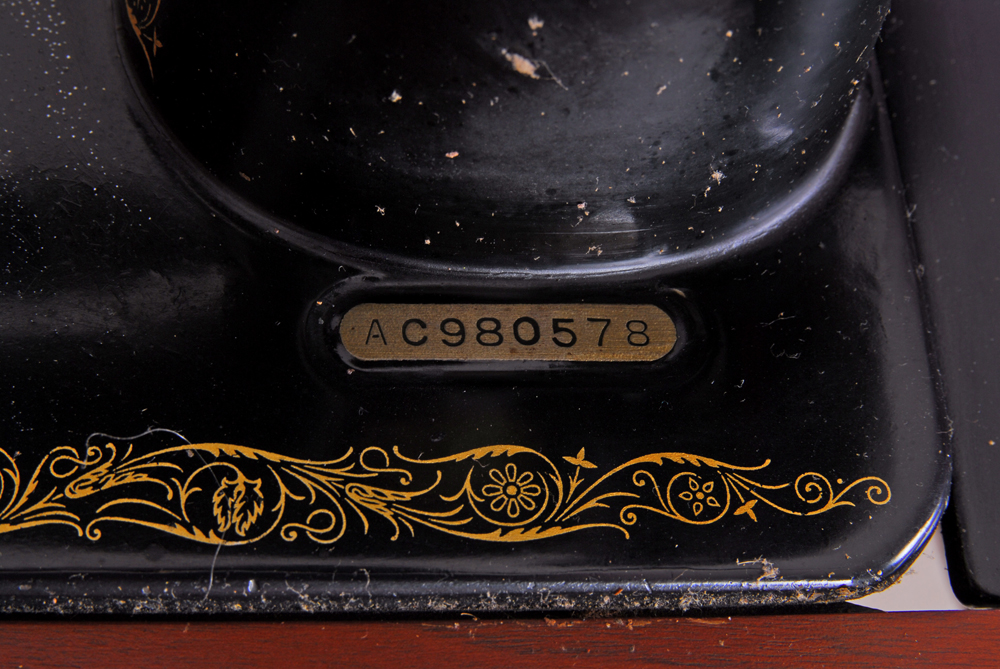 Vintage Singer Sewing Machine in Cabinet