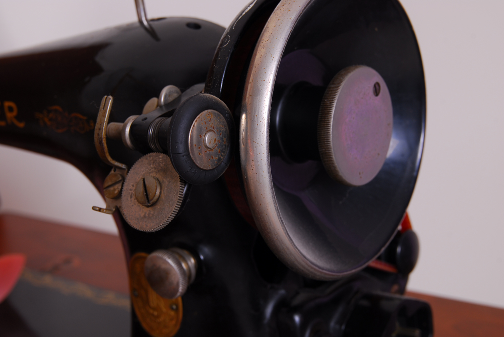 Vintage Singer Sewing Machine in Cabinet