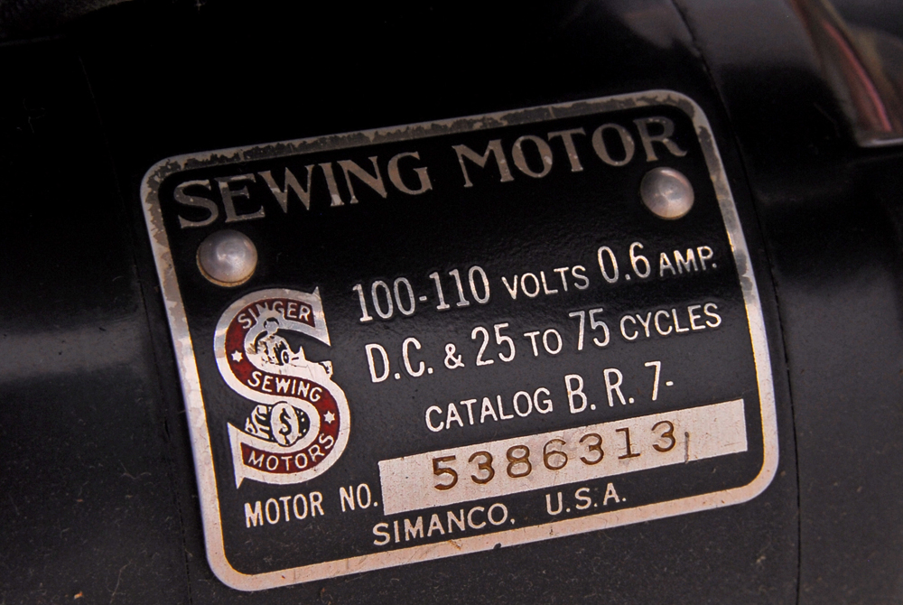 Vintage Singer Sewing Machine in Cabinet