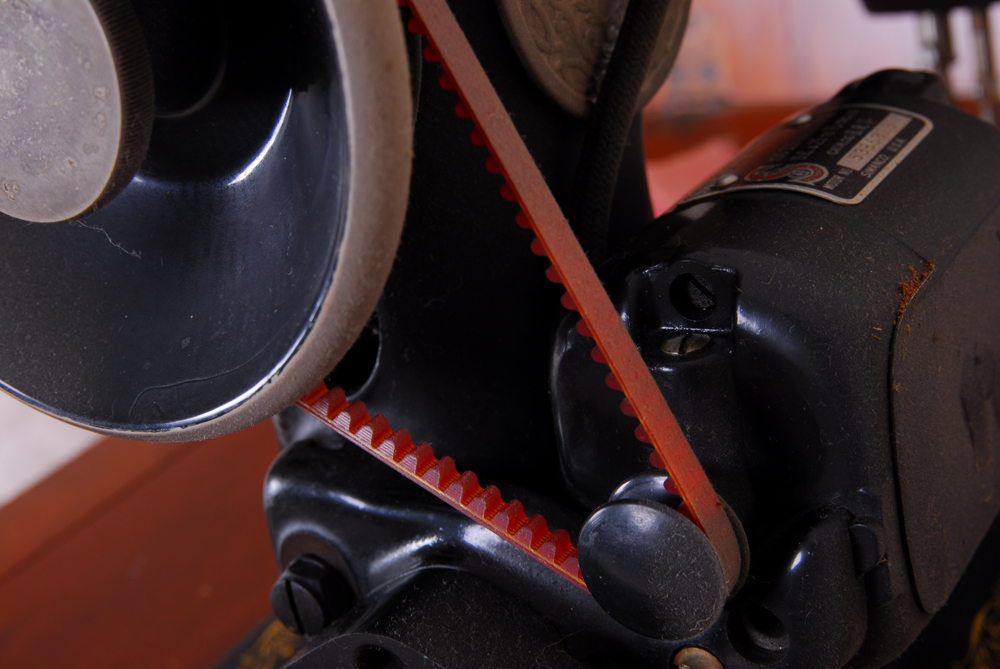 Vintage Singer Sewing Machine in Cabinet