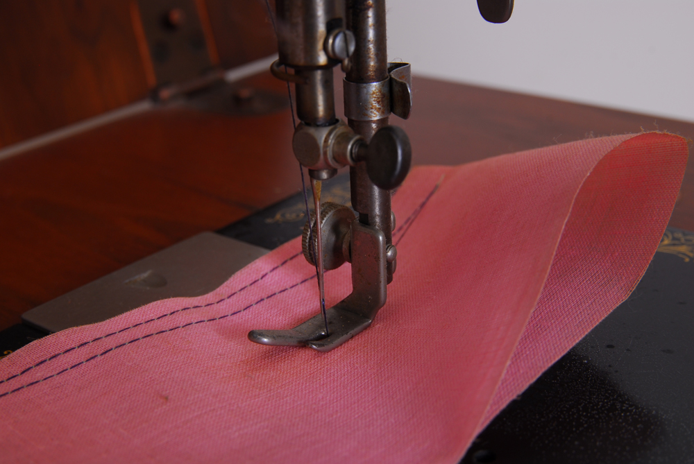 Vintage Singer Sewing Machine in Cabinet