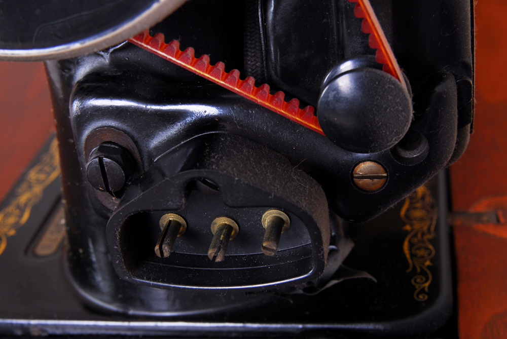 Vintage Singer Sewing Machine in Cabinet