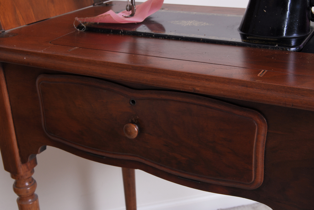 Vintage Singer Sewing Machine in Cabinet
