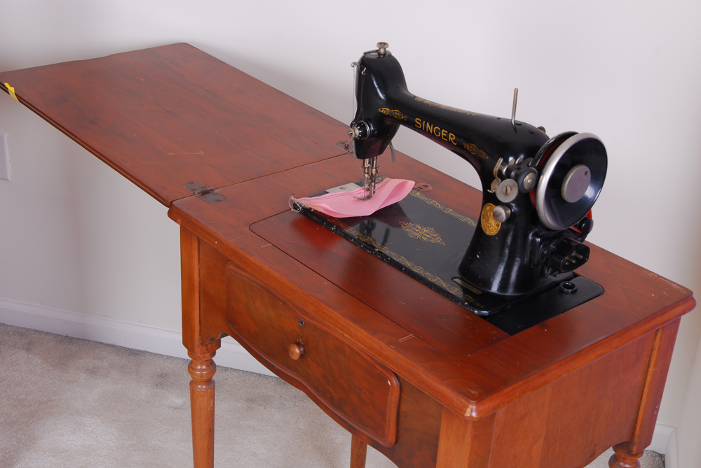 Vintage Singer Sewing Machine in Cabinet