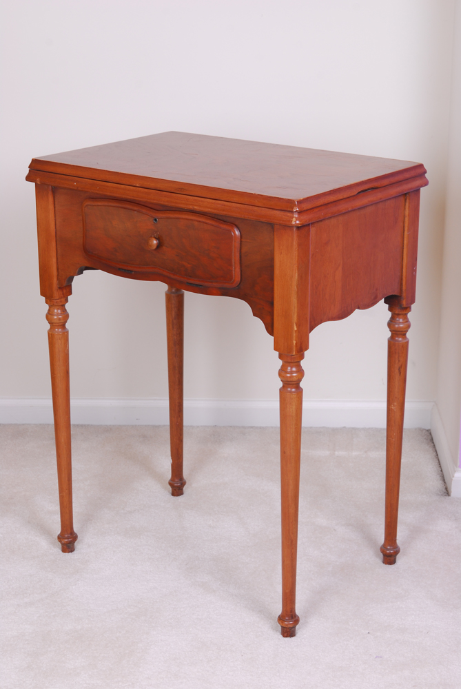 Vintage Singer Sewing Machine in Cabinet