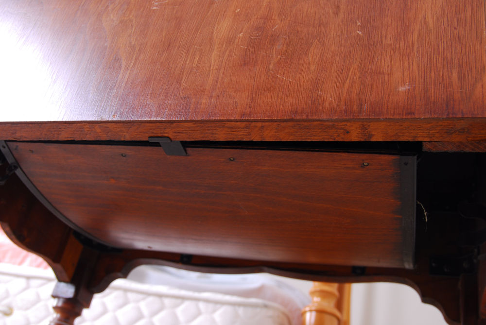 Vintage Singer Sewing Machine in Cabinet