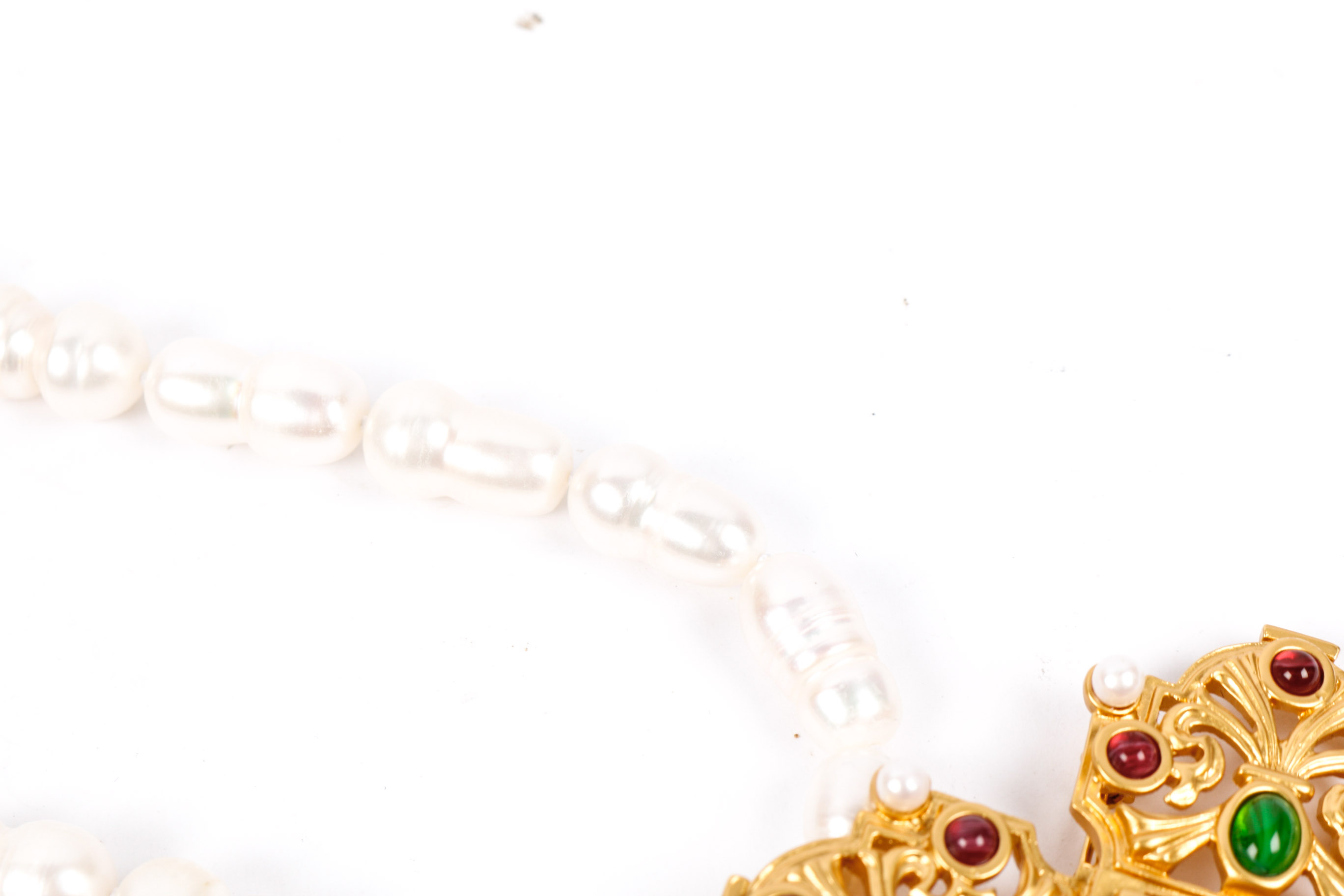 Elizabeth Taylor Fresh Water Pearl Necklace for Avon Cross