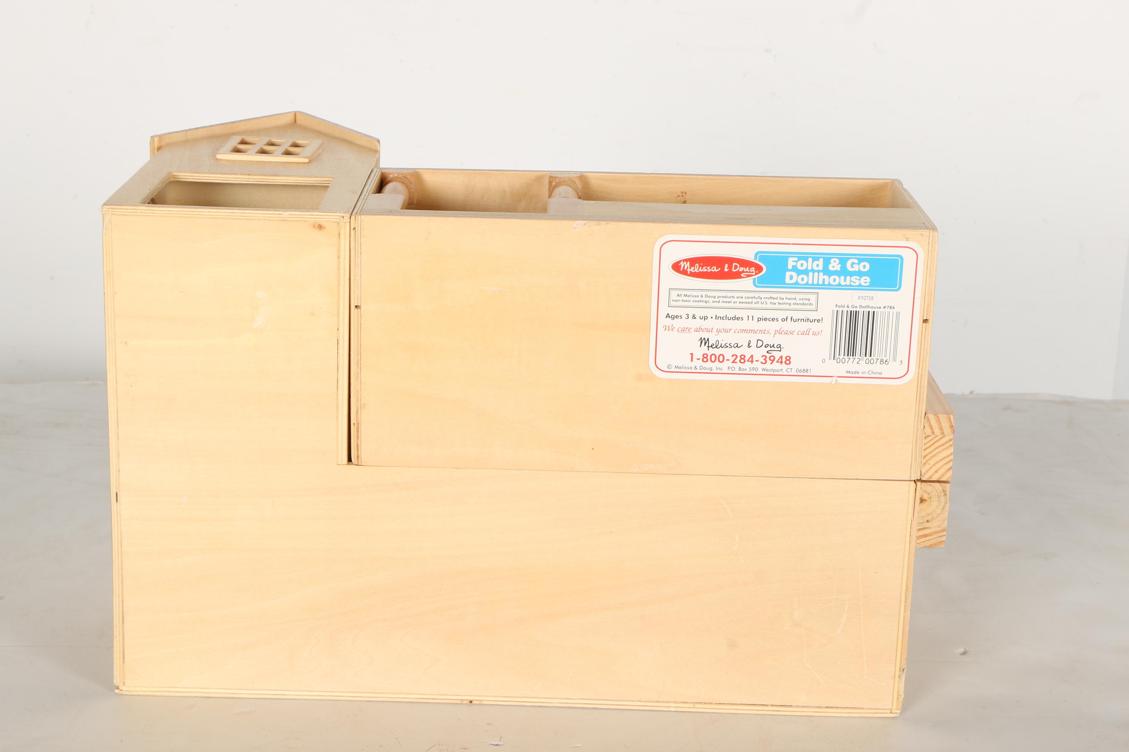 Melissa & Doug Fold & Go Dollhouse