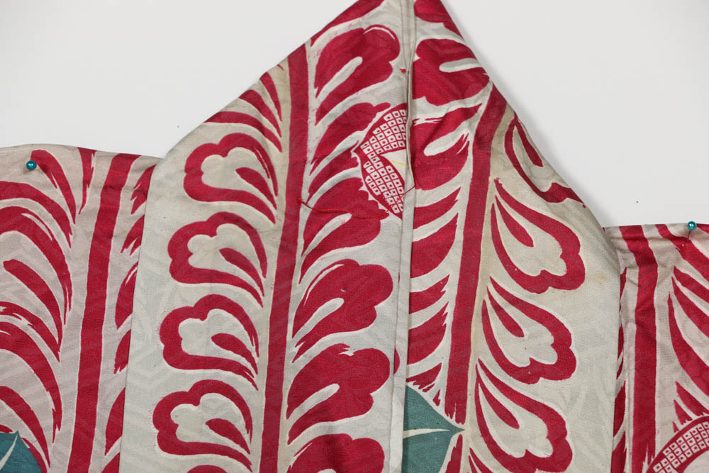 Japanese Showa Era (1926-1989) Silk Kimono in Foliate Pattern