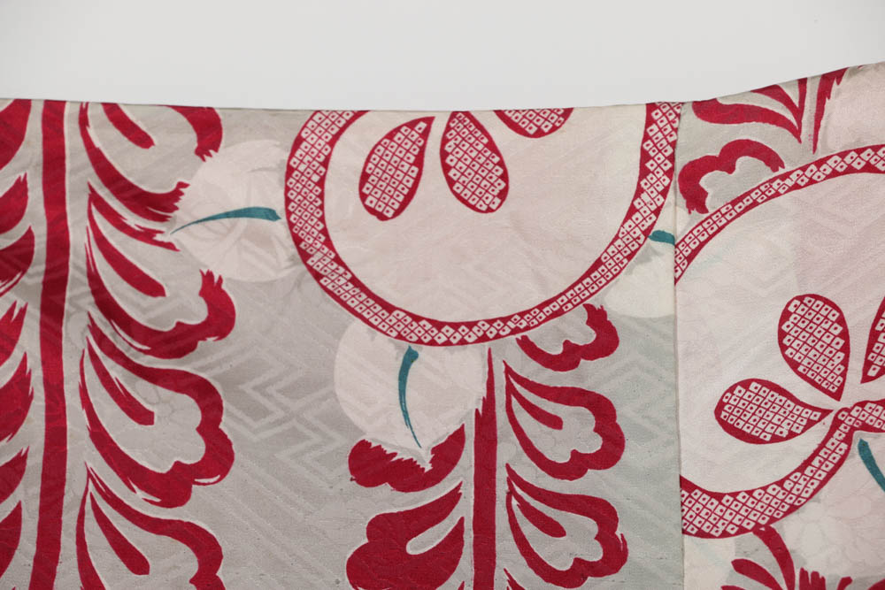 Japanese Showa Era (1926-1989) Silk Kimono in Foliate Pattern