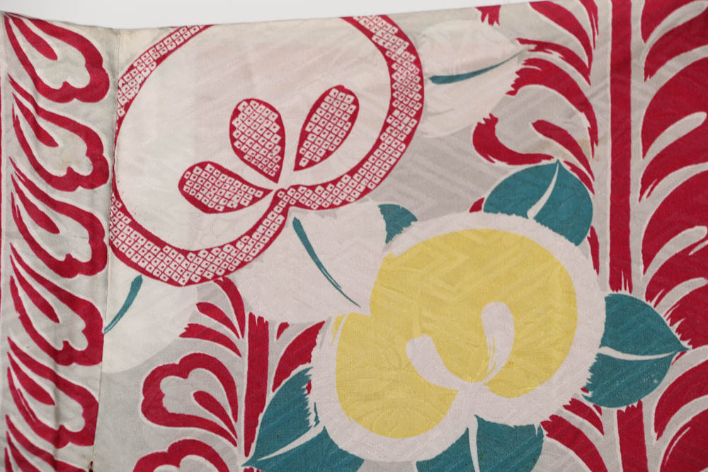 Japanese Showa Era (1926-1989) Silk Kimono in Foliate Pattern