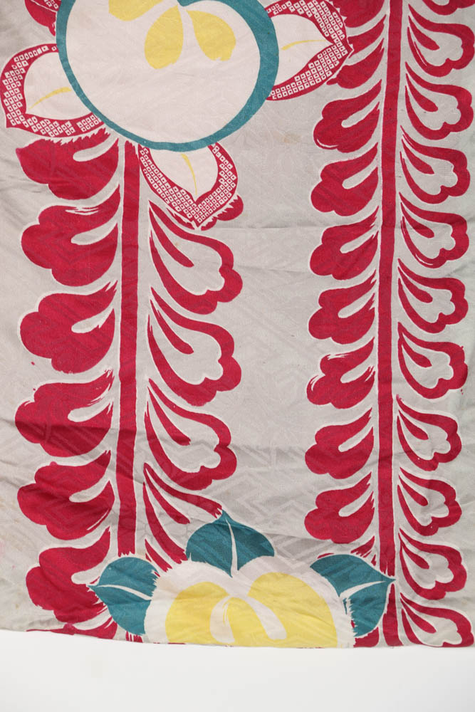 Japanese Showa Era (1926-1989) Silk Kimono in Foliate Pattern
