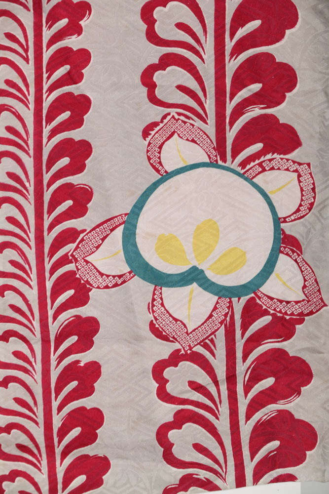 Japanese Showa Era (1926-1989) Silk Kimono in Foliate Pattern