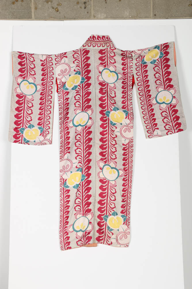 Japanese Showa Era (1926-1989) Silk Kimono in Foliate Pattern
