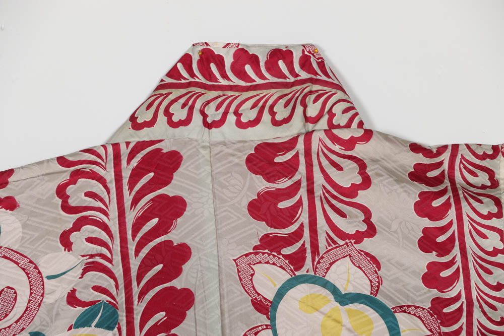 Japanese Showa Era (1926-1989) Silk Kimono in Foliate Pattern