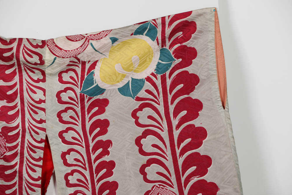 Japanese Showa Era (1926-1989) Silk Kimono in Foliate Pattern