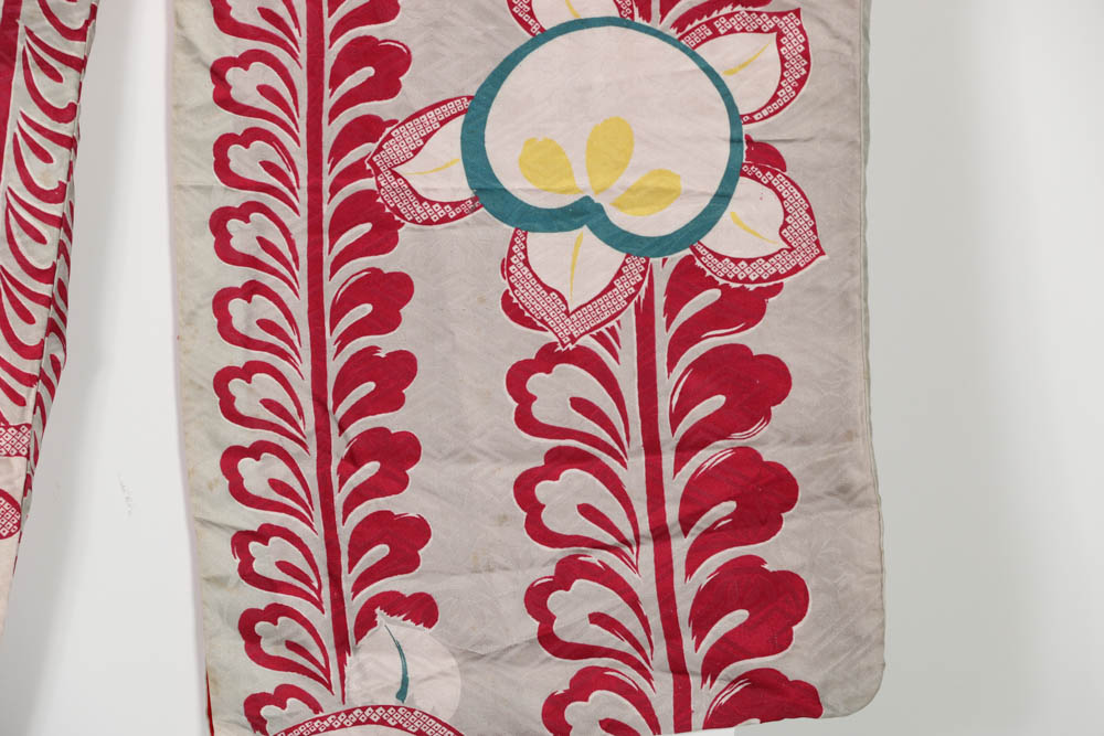 Japanese Showa Era (1926-1989) Silk Kimono in Foliate Pattern