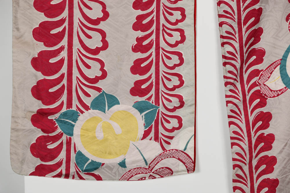 Japanese Showa Era (1926-1989) Silk Kimono in Foliate Pattern