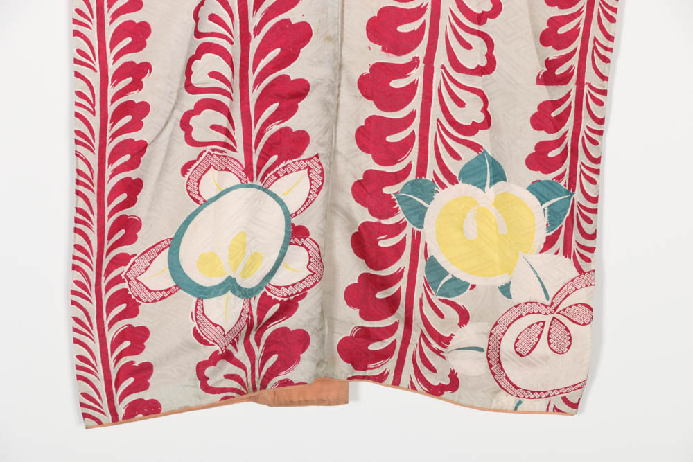 Japanese Showa Era (1926-1989) Silk Kimono in Foliate Pattern