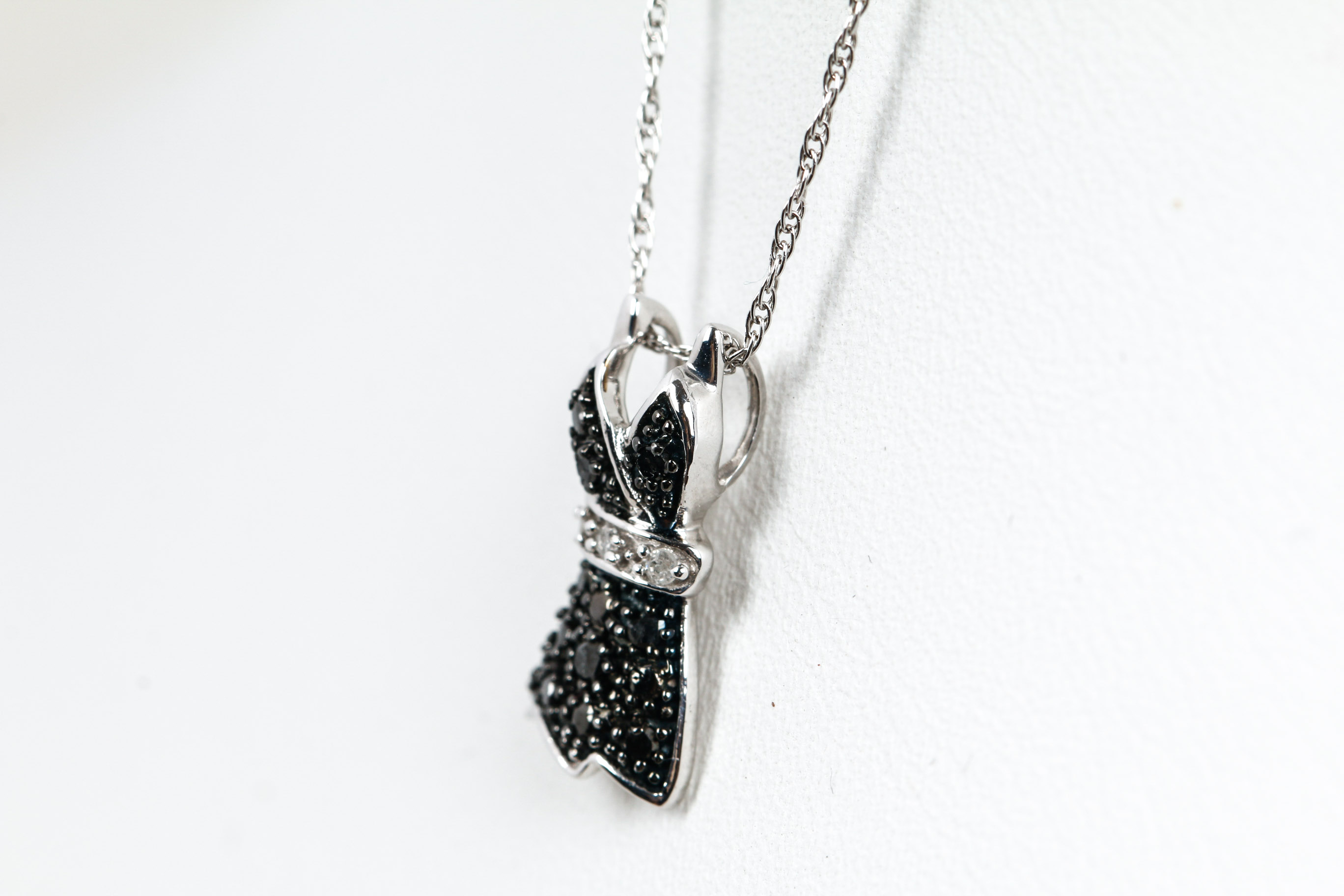10K White Gold Diamond Pendant Necklace