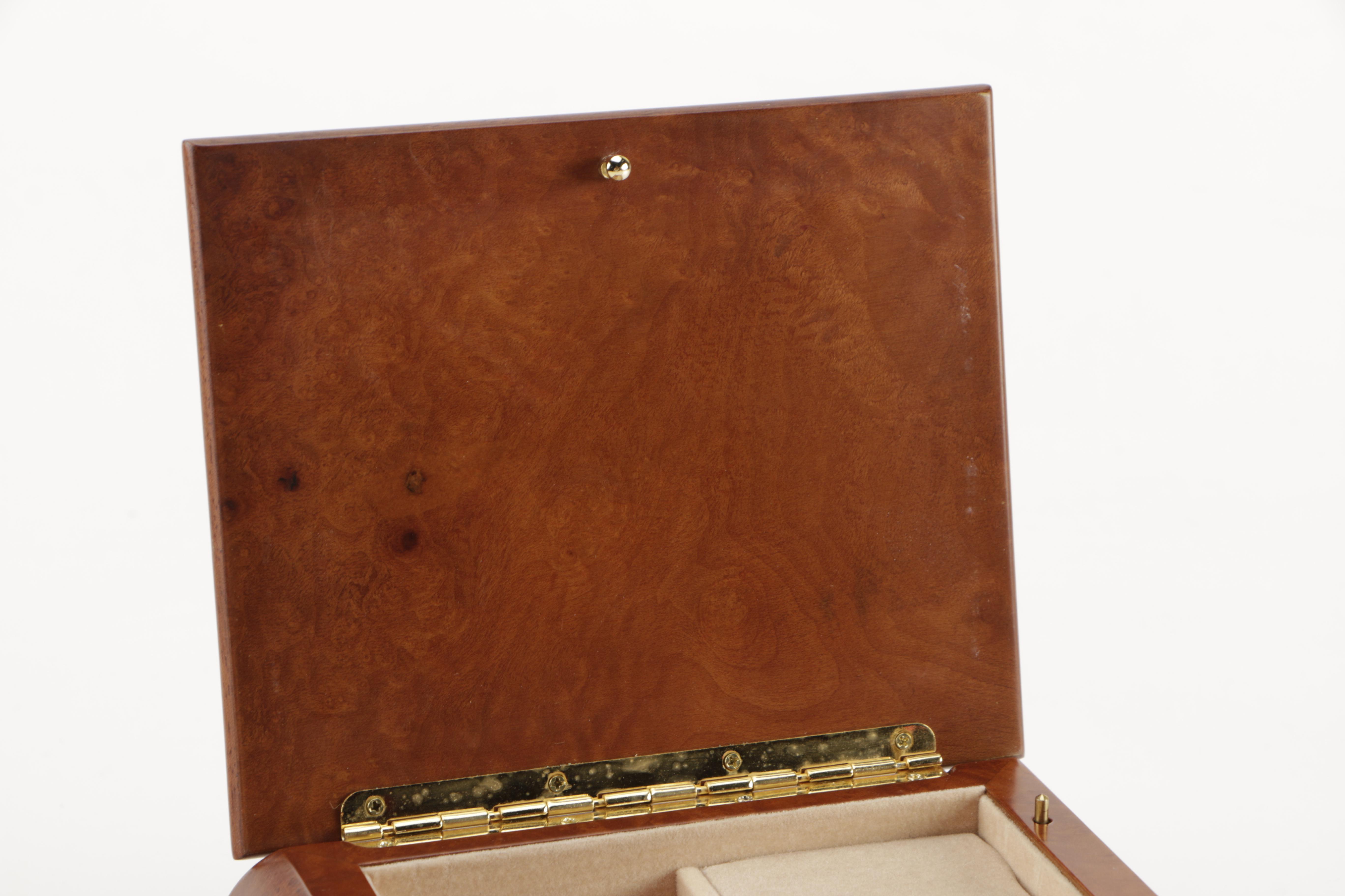 Musical Jewelry Box That Plays "I Will Always Love You"