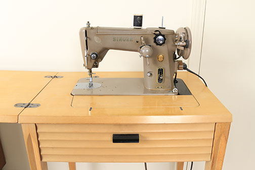 Vintage Singer Sewing Machine and Accessories