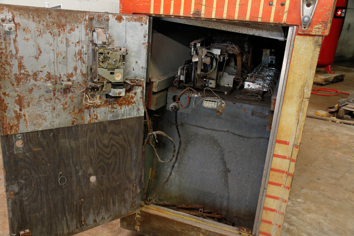 1950 Bally "Turf King" Bingo Pinball Machine