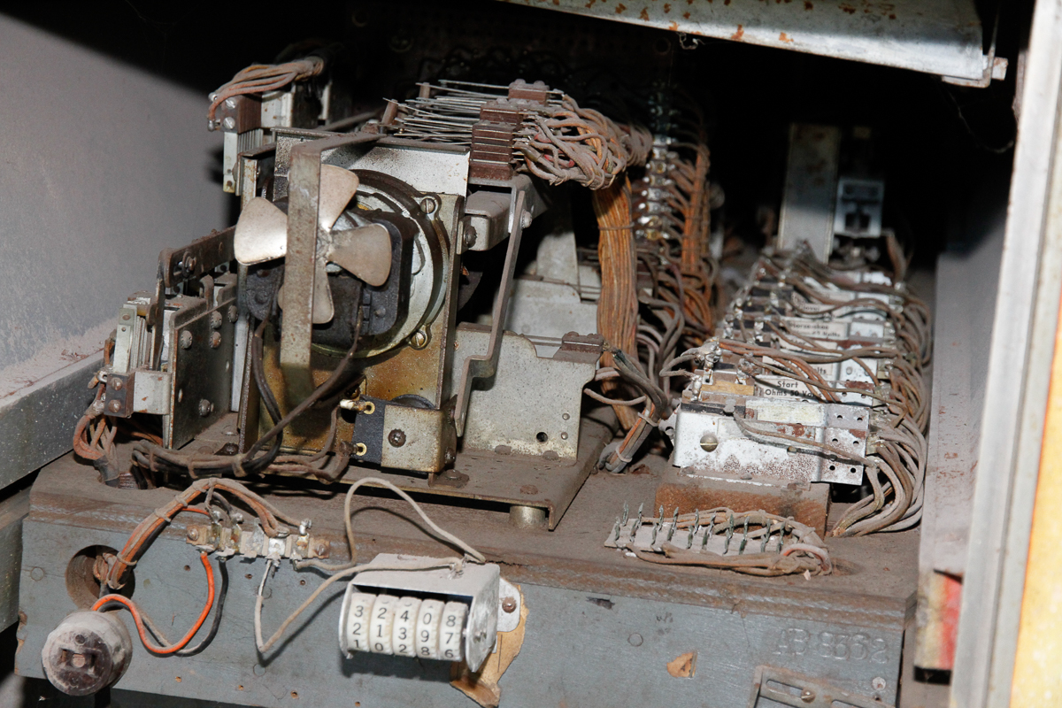 1950 Bally "Turf King" Bingo Pinball Machine