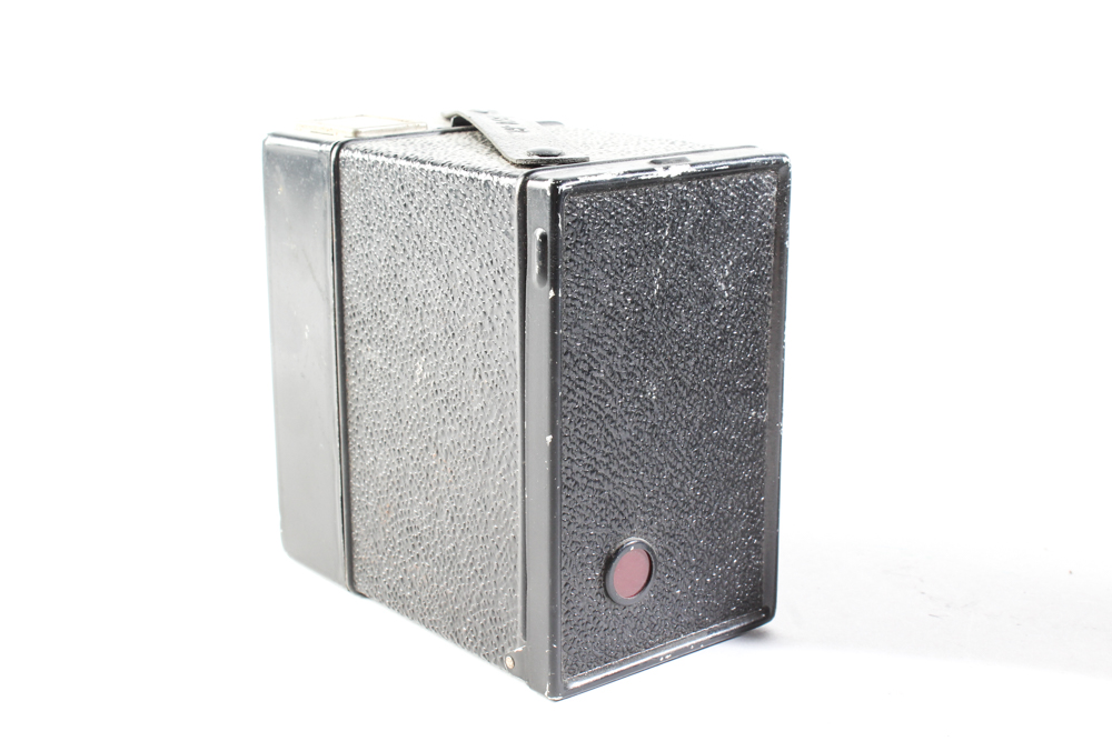 Vintage Twin-Lens Reflex Cameras Featuring Wardette and Kodak