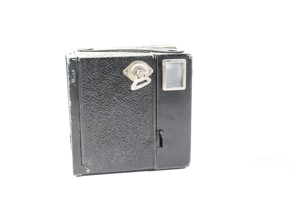 Vintage Twin-Lens Reflex Cameras Featuring Wardette and Kodak