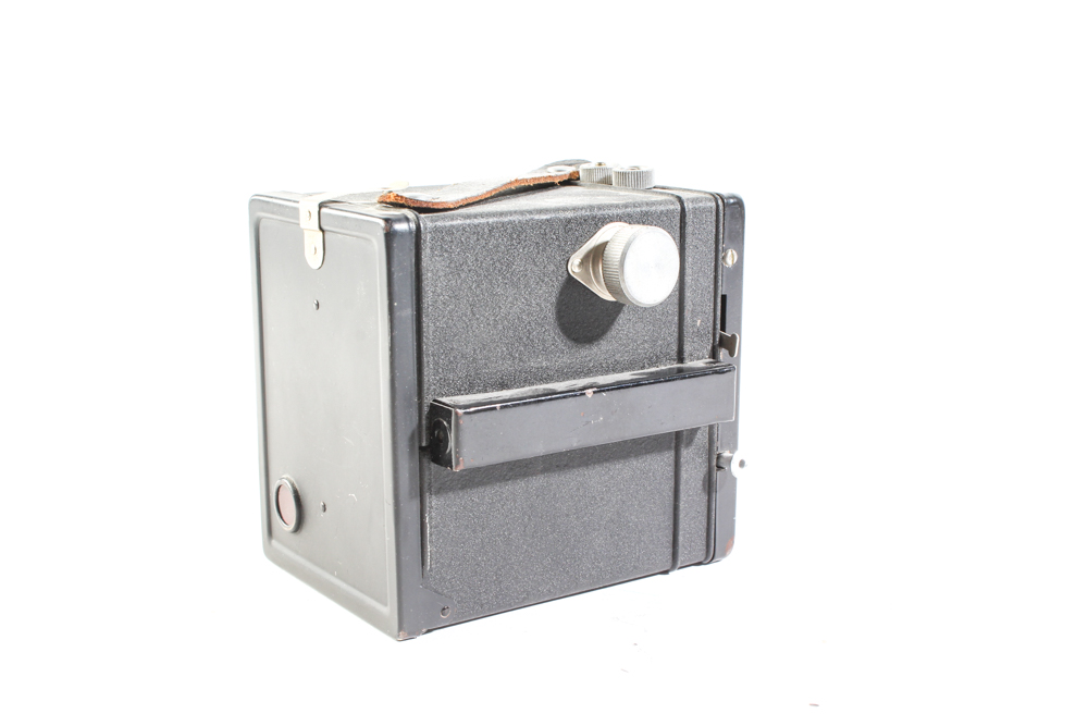 Vintage Twin-Lens Reflex Cameras Featuring Wardette and Kodak