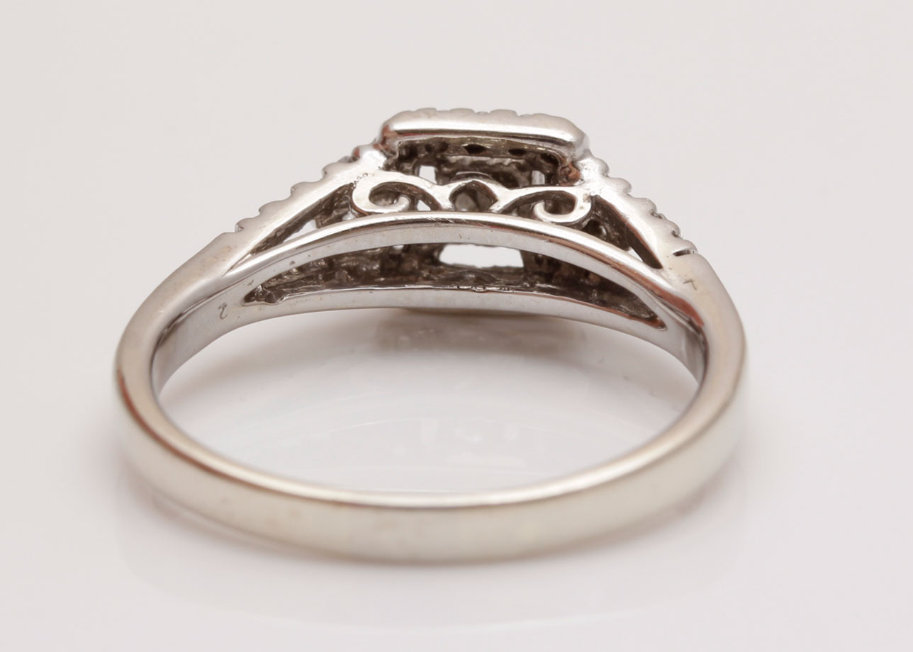 10K White Gold Diamond Ring