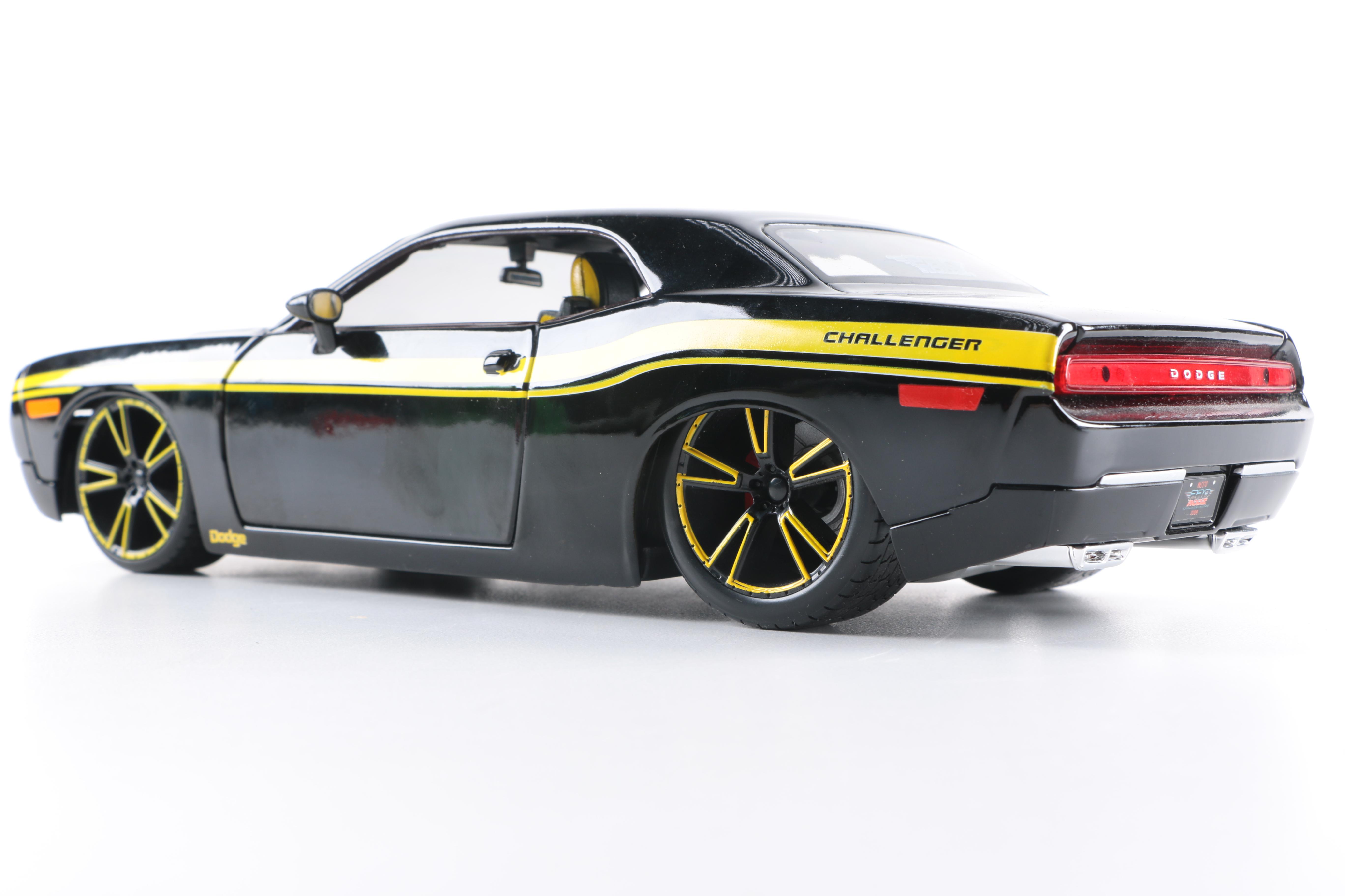 Die Cast Metal Model Corvette and Dodge Challenger Cars