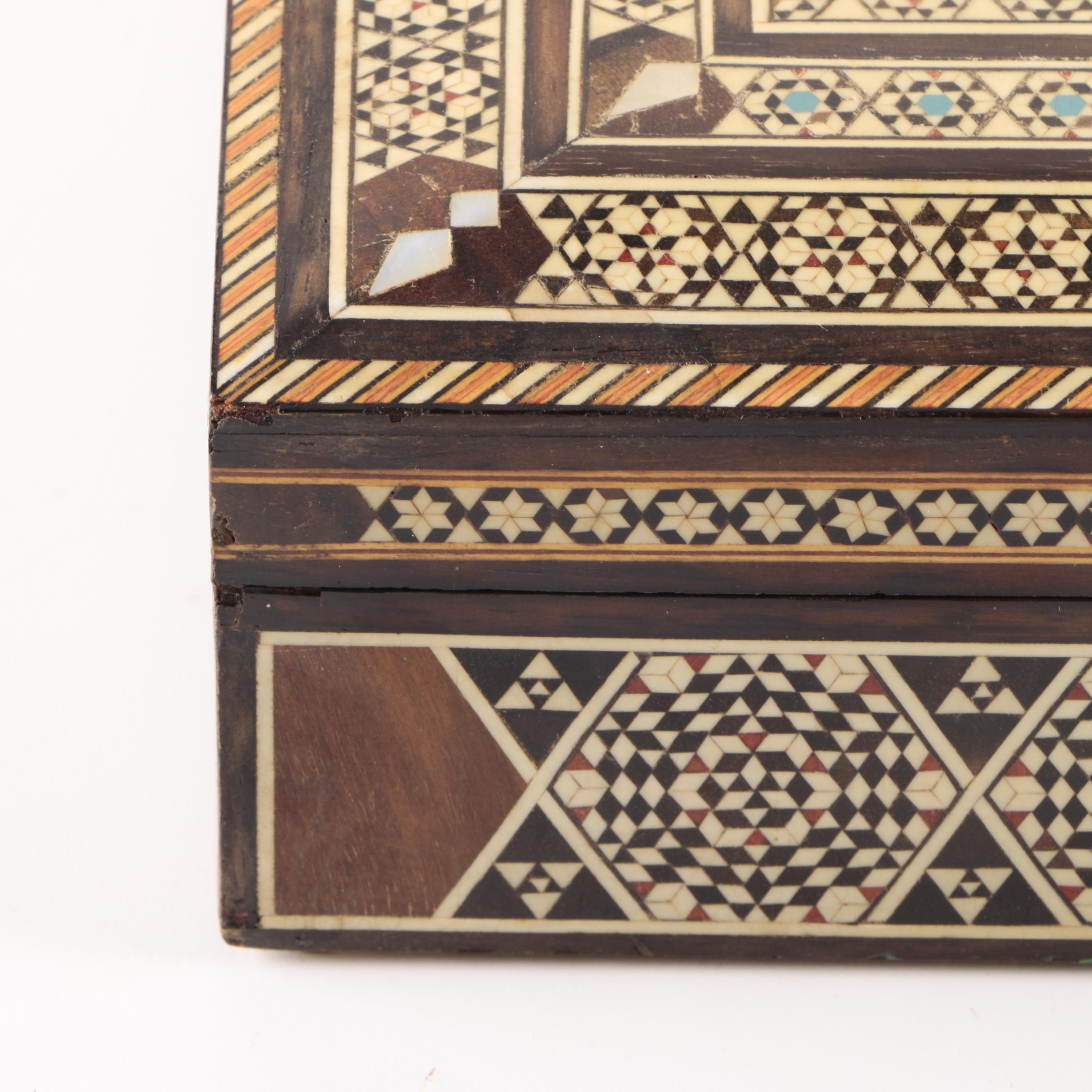 Inlaid Wooden Humidor with Built-In Hygrometer