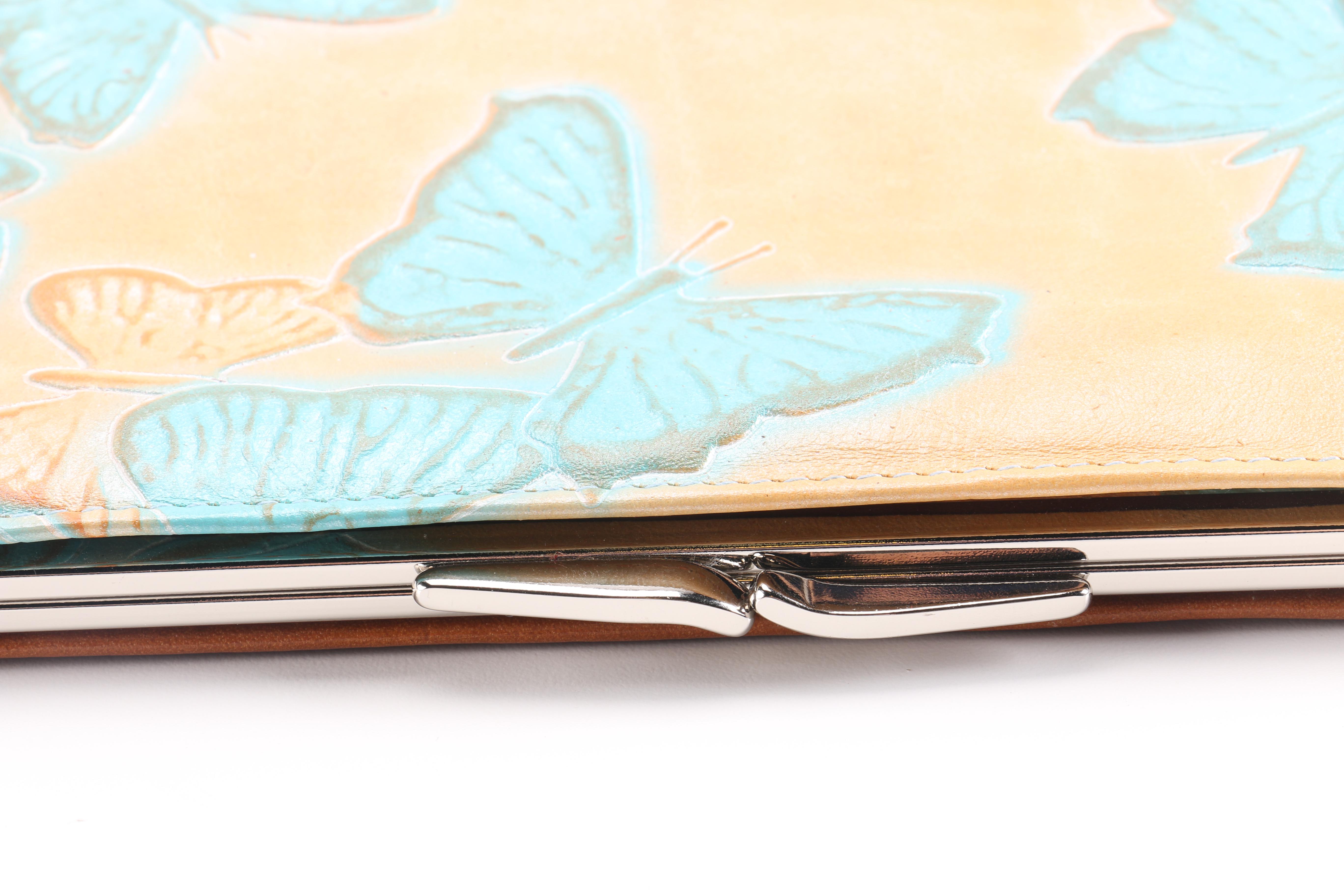 Casual Clutches Including Fossil